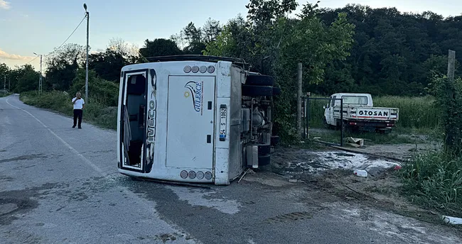 Sakarya’da tırla çarpışan midibüs devrildi! 13 yaralı