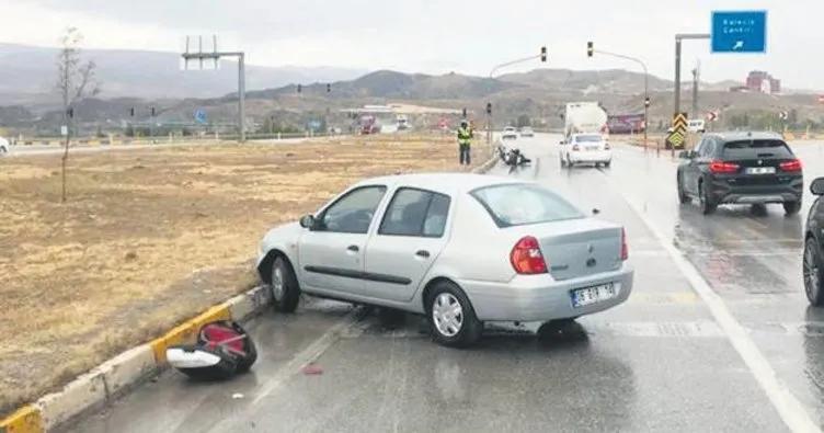 Otomobil ve motosiklet çarpıştı motosiklet sürücüsü yaralandı
