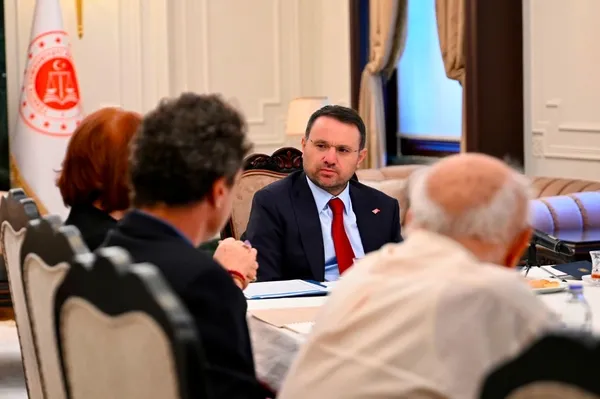 kritik-dosyalarda-umutlandiran-gelisme-adalet-bakani-gurlek-behcet-oktay-ve-ugur-mumcunun-aileleriyle-gorustu-1786014154131.jpg