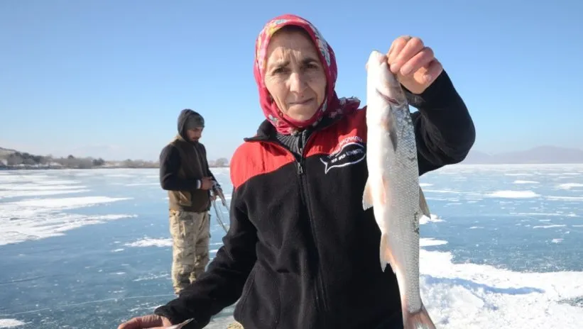 Köyün tek kadın balıkçısı! Eskimo usulü balık avlayan kadın: Ekmeğini buzun altından çıkartıyor...