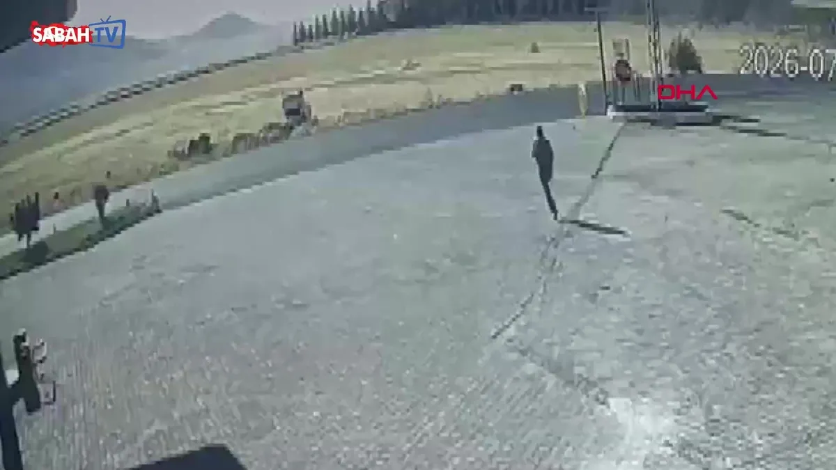 Mardin’de otomobil takla attı! Sürücünün yaralandığı kaza kamerada videosunu izle Mardin’de otomobil takla attı! Sürücünün yaralandığı kaza kamerada videosunu izle
