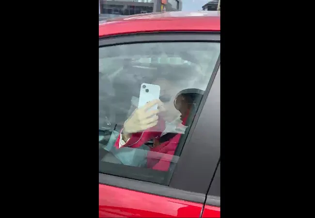 sislide-yol-ortasinda-dehset-trafik-tartismasinda-kadin-avukatin-aracini-yumrukladi-o-anlar-kamerada-1759133927463.jpg Şişli'de yol ortasında dehşet! Trafik tartışmasında kadın avukatın aracını yumrukladı! O anlar kamerada