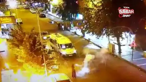 Diyarbakır'da yüzleri maskeli terör yandaşlarının yolcu minibüsünü ateşe verme anları kamerada