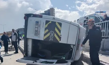 Samsun’da korkutan kaza: Minibüs kavşakta devrildi!