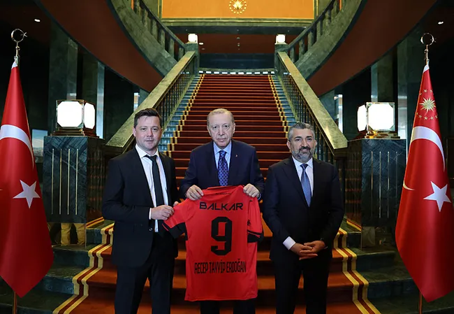 son-dakika-baskan-erdogan-trendyol-super-lige-cikan-takimlarin-yonetici-teknik-heyet-ve-sporcularini-kabul-ett-1786626974399.jpeg (800×553)