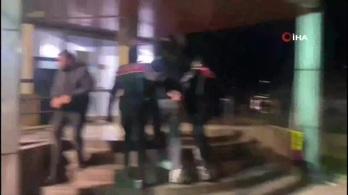İzmir’de polise sahte polis kimliği gösteren şüphelinin 128 suçtan arandığı ortaya çıktı | Video videosunu izle İzmir’de polise sahte polis kimliği gösteren şüphelinin 128 suçtan arandığı ortaya çıktı | Video videosunu izle