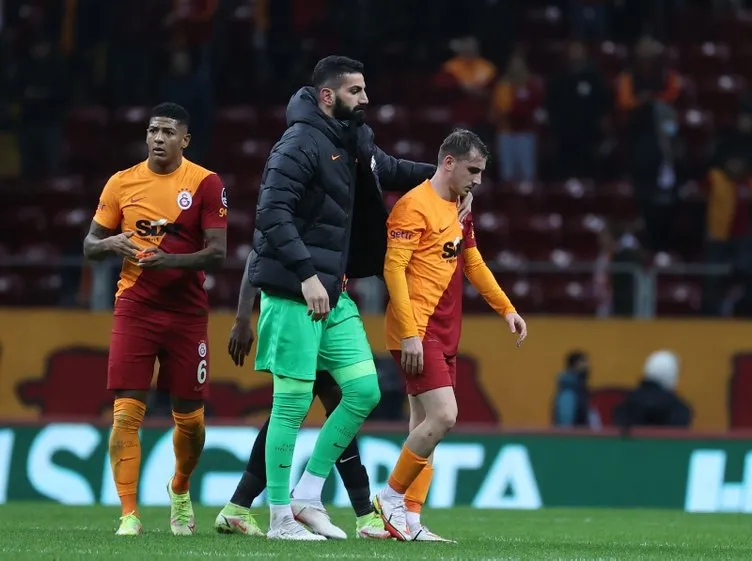 Son dakika: Galatasaray-Altay maçındaki penaltı pozisyonuyla ilgili çarpıcı ifadeler! İlk yarıda Cüneyt Çakır’a ’Gel izle’ demeyen VAR...