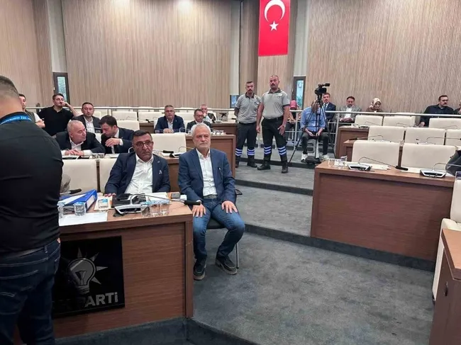 son-dakika-eyupsultan-seciminden-yeni-goruntuler-ortaya-cikti-chpli-uyelerin-tehdidi-kamerada-1791892086478.jpg