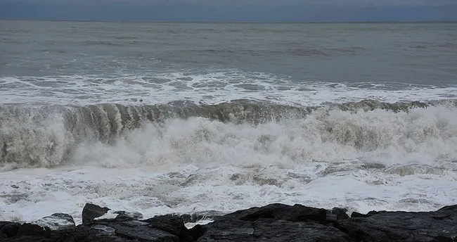 Trabzon’da dalgalara kapılan 2 kişi kayboldu! Trabzon’da dalgalara kapılan 2 kişi kayboldu!