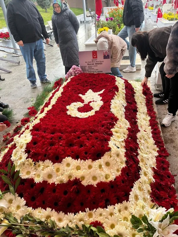 corumlu-sehidimizin-mezarina-ciceklerden-turk-bayragi-1763199512582.jpg