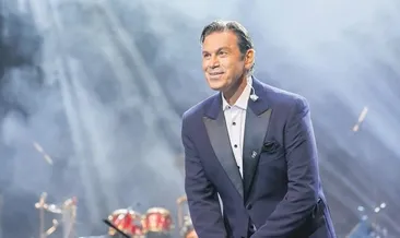 5 bin kişiye 5 dilde şarkı söyledi