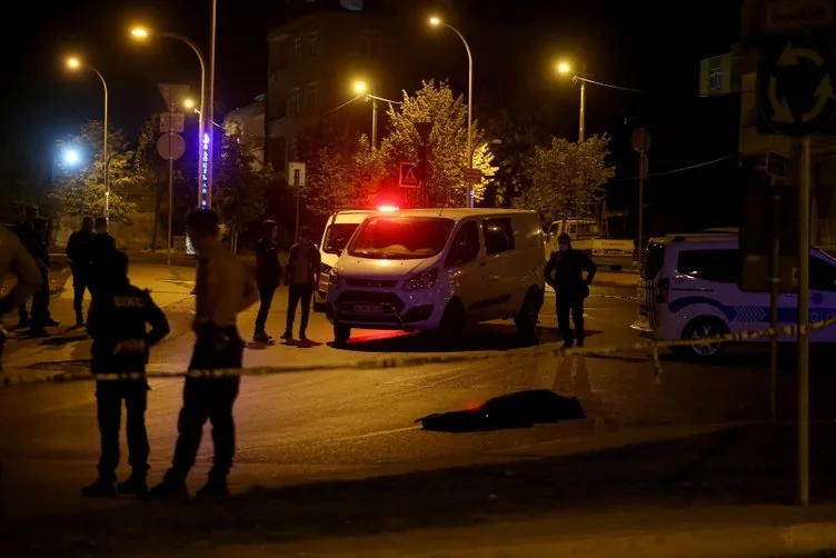 Bağcılar’da otomobile silahlı saldırı: 1 ölü, 1 yaralı