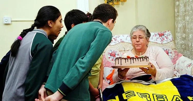 Kastamonu’da yatağa mahkum emekli öğretmene, öğrencilerden pastalı kutlama