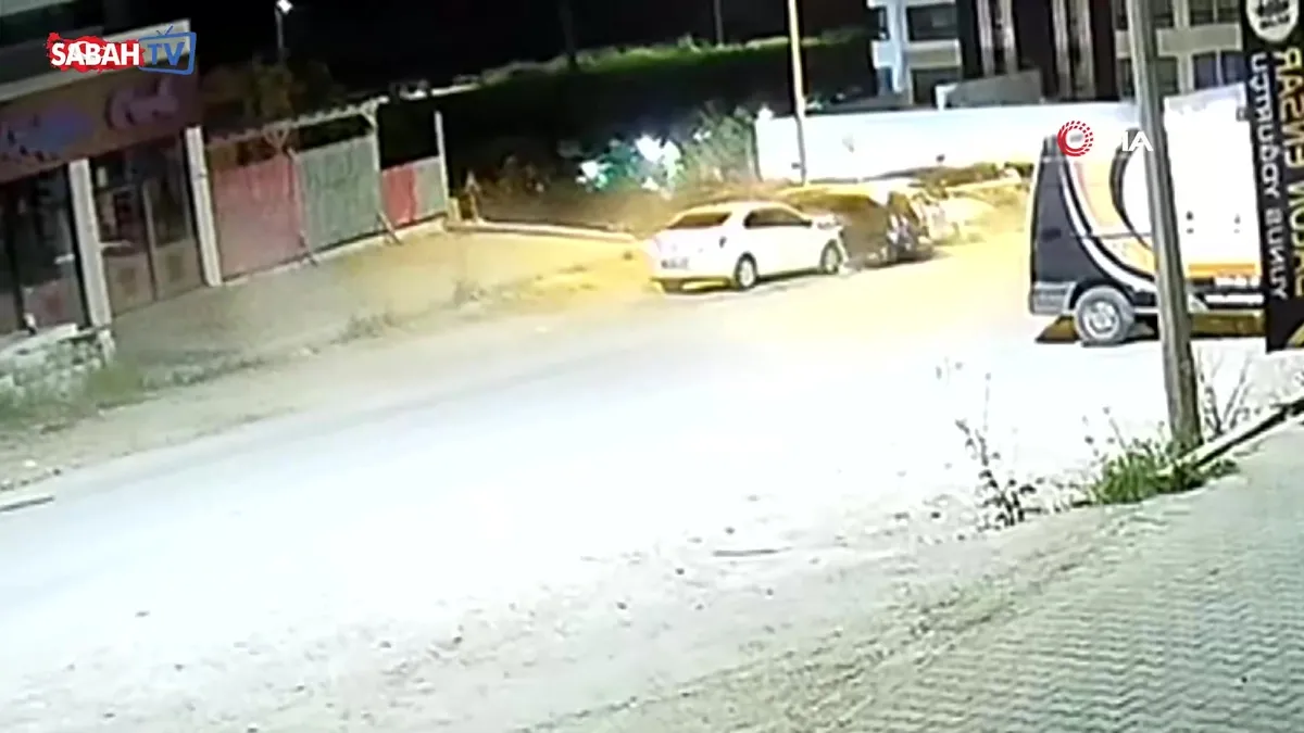 Uyuyakalan sürücü park halindeki 4 araca böyle çarptı | Video videosunu izle Uyuyakalan sürücü park halindeki 4 araca böyle çarptı | Video videosunu izle