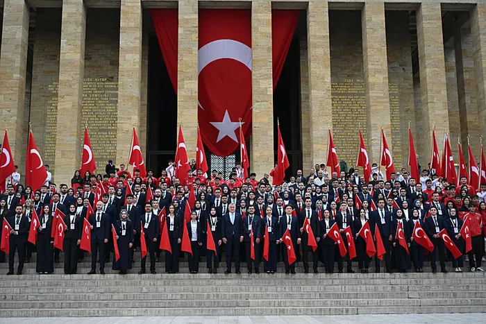 19-mayis-tum-yurtta-coskuyla-kutlaniyor-anitkabirde-toren-81-ilden-gencler-ve-milli-sporcular-geldi-1779175277712.jpg