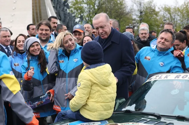baskan-erdogan-dogu-bati-dostluk-ve-ipek-yolu-rallisi-grubunu-ugurladi-1777903178618.jpg