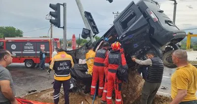 Muğla’da araç trafik ışıklarına çarptı! 4 yaralı 1 ölü #mugla