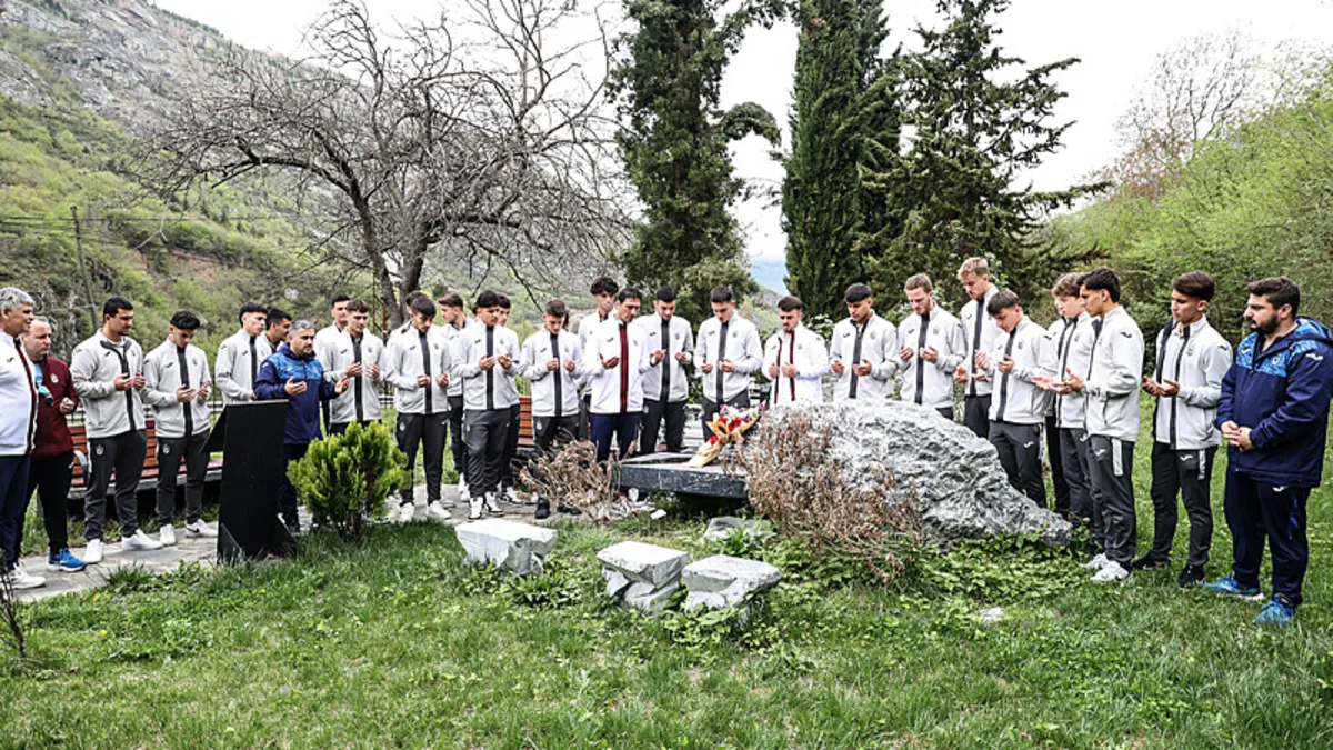 Trabzonspor 19 Yaş Altı Takımı, Sümer ve Özyazıcı'nın kabirlerini ziyaret etti
