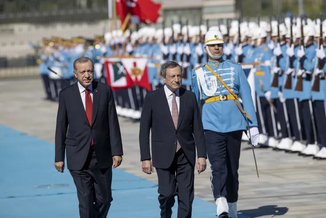 son-dakika-italya-basbakani-mario-draghi-ankarada-baskan-erdogan-resmi-torenle-karsiliyor-1657032486682.jpg
