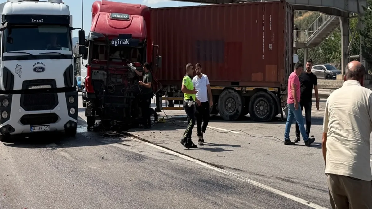 Kocaeli’nde D-100 kara yolunda TIR kazası: Ulaşım 1,5 saat durdu Kocaeli’nde D-100 kara yolunda TIR kazası: Ulaşım 1,5 saat durdu