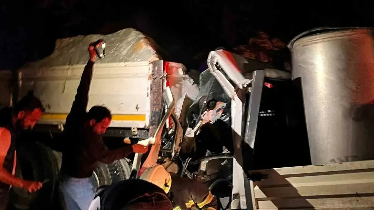 Süt toplama aracı TIR’a çarptı: 1 ölü Süt toplama aracı TIR’a çarptı: 1 ölü