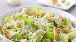 Yazın favorisi olacak! Tavuklu Sezar salata tarifiyle formda kalın