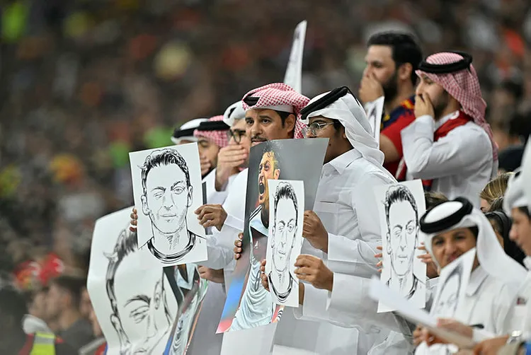 dunya-kupasinda-mesut-ozilli-protesto-pankartlar-acildi-1669626718394.jpg