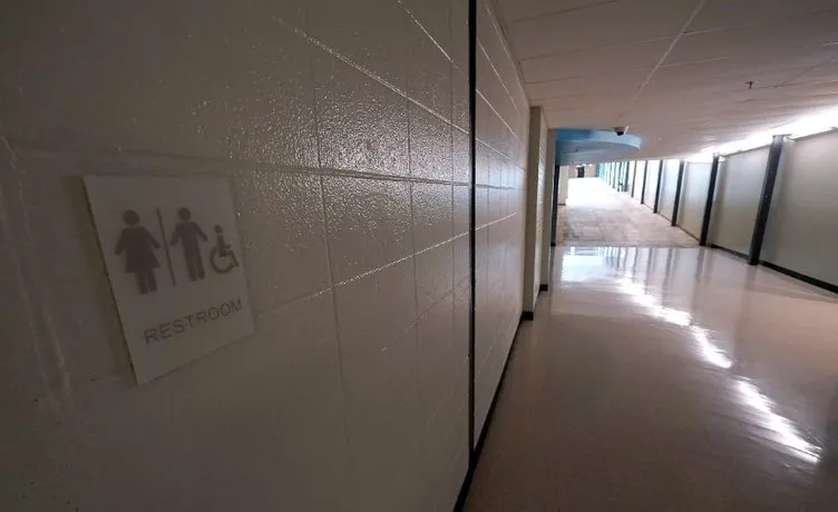 ABD’de LGBT teröründen yeni skandal! Okul tuvaletlerinde ‘trans’ uygulaması öğrencileri isyan ettirdi!