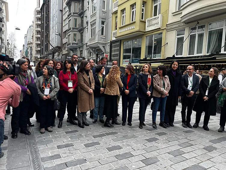 SON DAKİKA! İmralı görüşmesinden ilk fotoğraf geldi! İşte teröristbaşı Öcalan ve DEM Parti heyeti