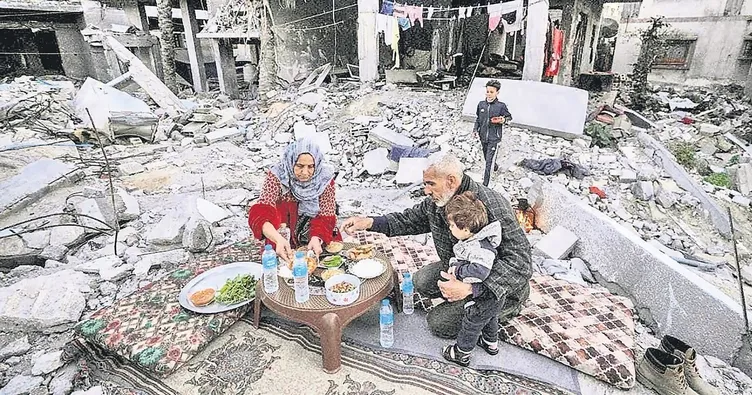 Enkaz altında iftar karanlıkta sahur