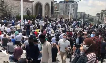 Taksim Camii’ne büyük ilgi! Cemaat sokaklara taştı