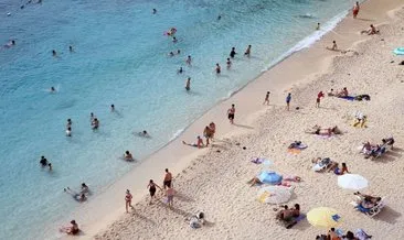 Antalya’nın ünlü Kaputaş Plajı’nda deniz ve güneş keyfi