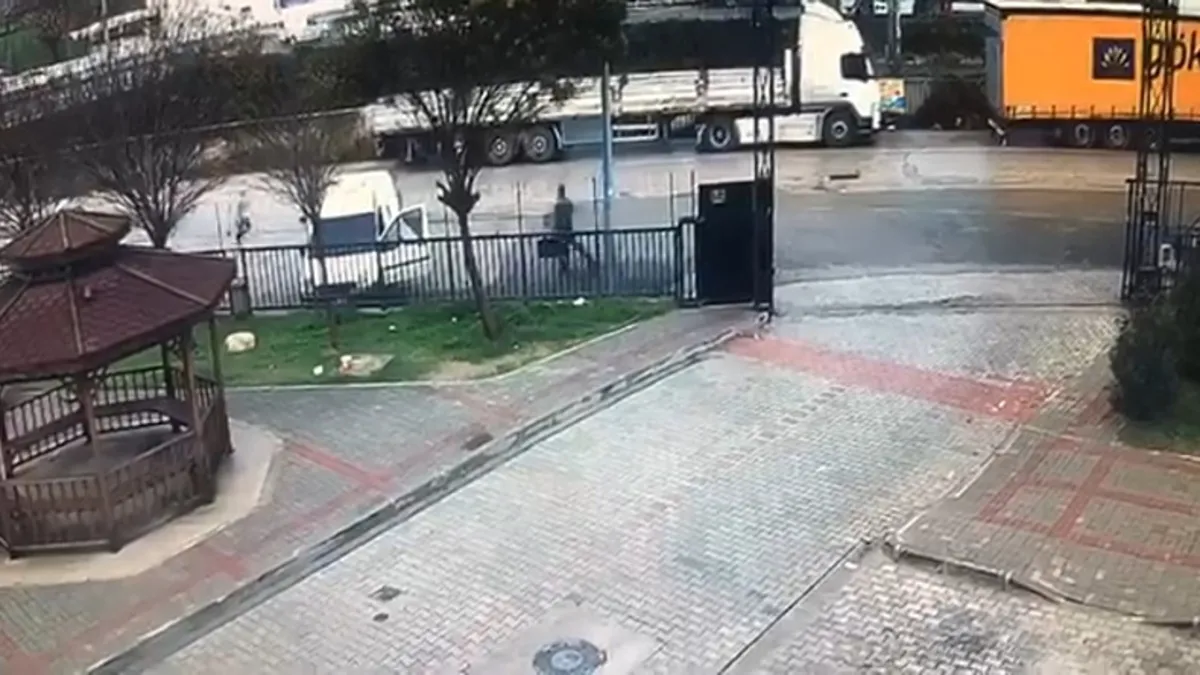 Adana’da sokak ortasında silahlı saldırı: Baba yaralandı, oğlu hayatını kaybetti! Adana’da sokak ortasında silahlı saldırı: Baba yaralandı, oğlu hayatını kaybetti!