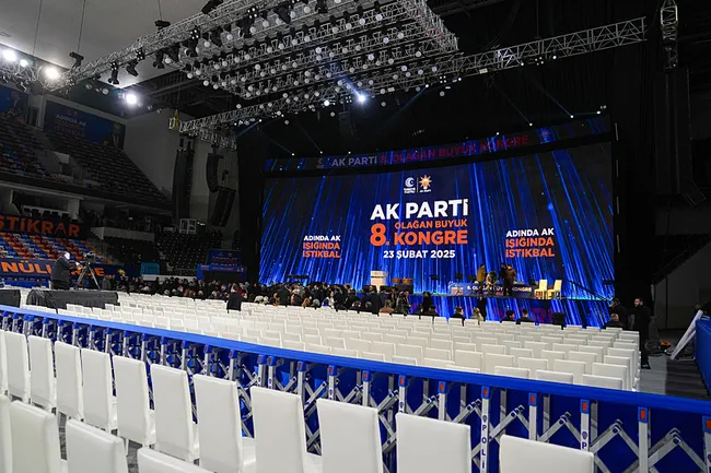 ak-partide-8-olagan-buyuk-kongre-hazirliklari-tamamlandi-baskan-erdogan-hangi-mesajlari-verecek-1740251287090.jpeg