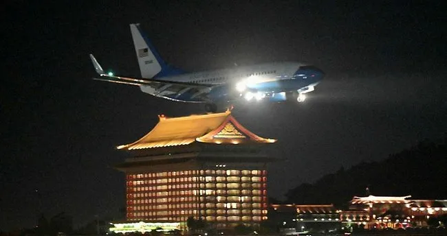 Son dakika: Çin uyarılarına rağmen ABD Uçağı Tayvan'a indi! Savaş uçakları bölgede