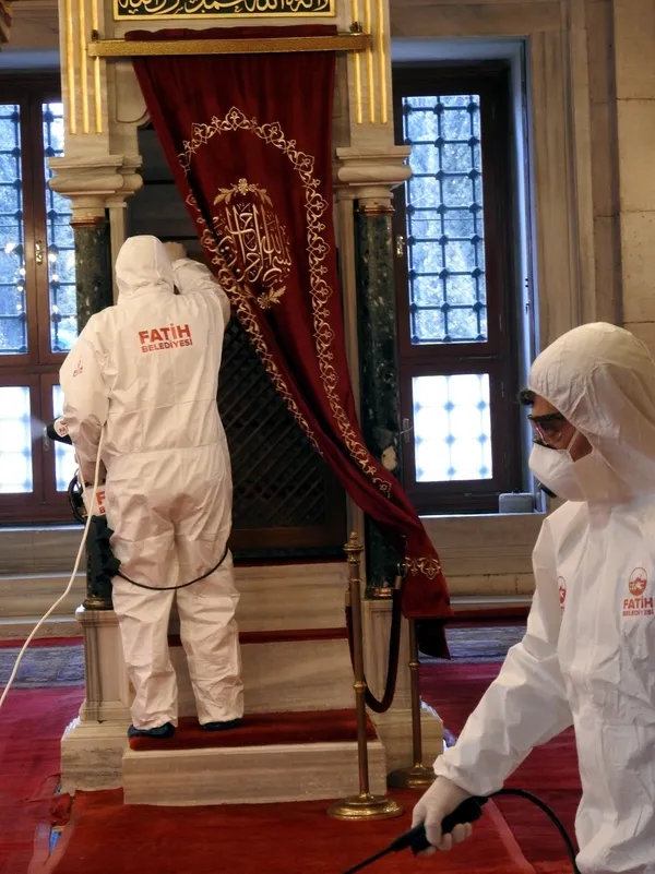 fatih-camii-gul-suyu-ile-temizlenip-dezenfekte-edilerek-ramazana-hazirlandi-1771362344613.jpg