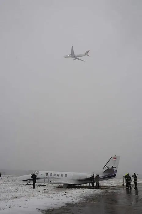 Atatürk Havalimanı’nda uçak pistten çıktı