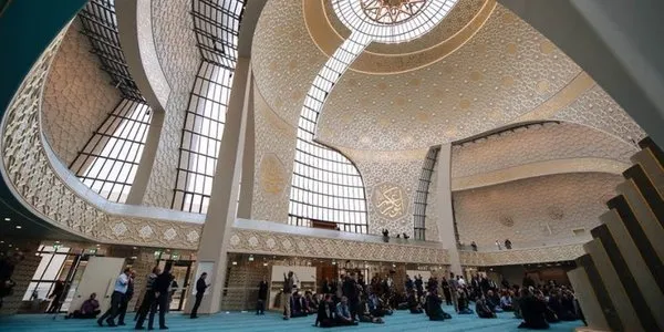 Köln Merkez Camii'nin muhteşem mimarisi