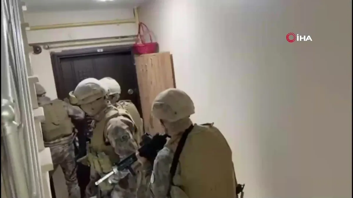 İstanbul merkezli 21 ilde yakalanan 97 şüpheli adliyeye sevk edildi videosunu izle İstanbul merkezli 21 ilde yakalanan 97 şüpheli adliyeye sevk edildi videosunu izle