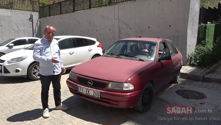 Otomobilini görünce şaşkına döndü: Beslediği sokak köpekleri kabusu oldu