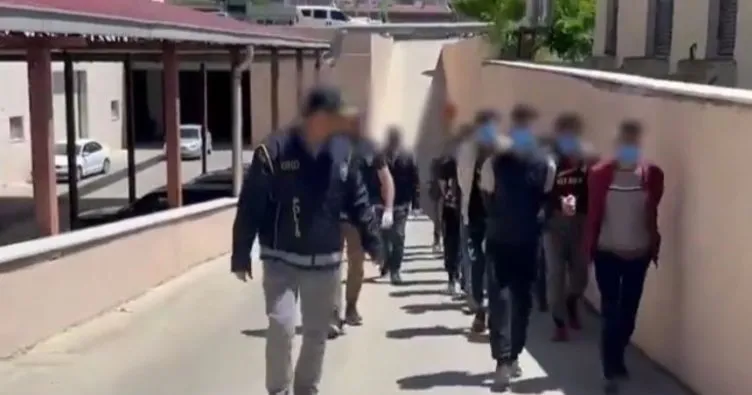 Siirt’te 17 düzensiz göçmen ve göçmenleri taşıyan araçta uyuşturucu ele geçirildi