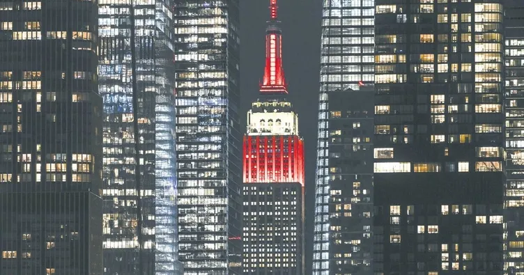 Empire State binası kırmızı beyaz