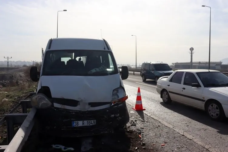 Kayseri’de zincirleme kaza! Kamyon servis minibüslerine çarptı: Yaralılar var!