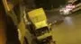 Polis ekiplerine rağmen yumruklaşmaya devam eden şahıslar kamerada | Video