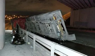 İstanbul’da feci kaza! Kum yüklü TIR iki parçaya ayrıldı