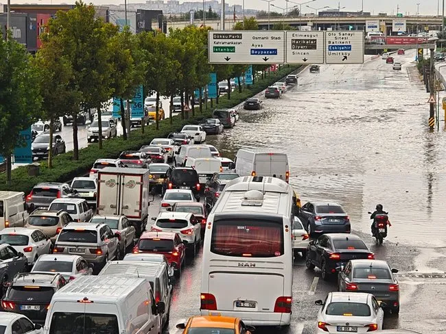 SON DAKİKA... Ankara’da sağanak şiddetini artırdı: Cadde ve sokaklar göle döndü!