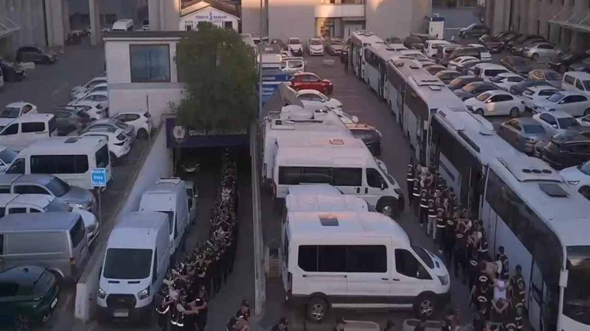 İstanbul merkezli 12 ilde 4 ayrı suç örgütüne operasyon: Gözaltına alınan 103 şüpheli adliyeye sevk edildi İstanbul merkezli 12 ilde 4 ayrı suç örgütüne operasyon: Gözaltına alınan 103 şüpheli adliyeye sevk edildi