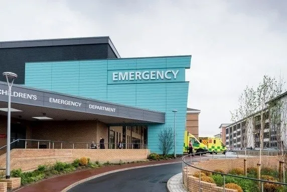 İngiltere’de sağlık sistemi çöktü: 16 saat ambulans beklediler! Hastaneye götürülmeniz garanti değil