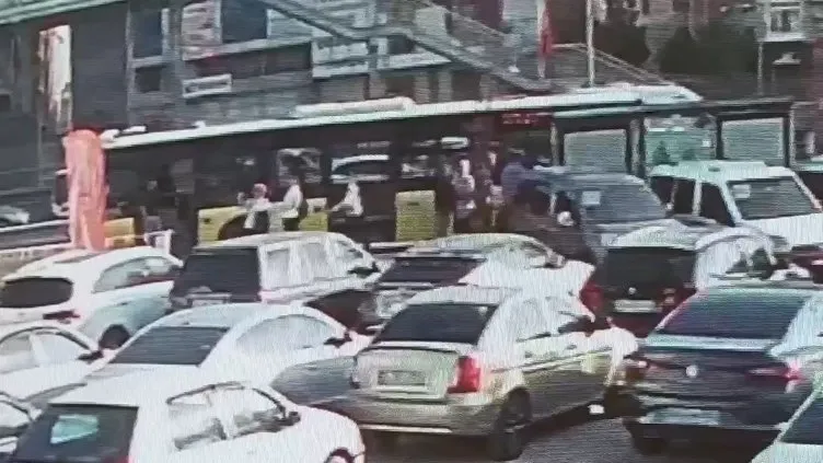 Avcılar’da İETT şoförü fenalaştı: Yolcular panik oldu!