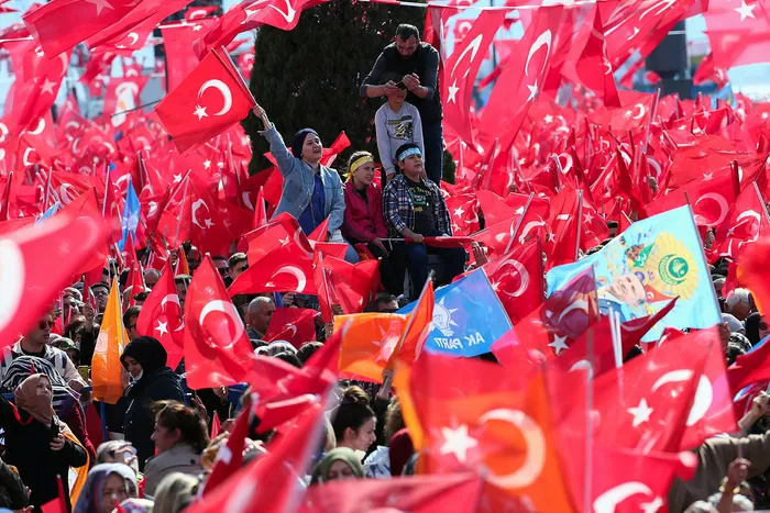 son-dakika-haberi-baskan-erdogandan-izmirde-onemli-aciklamalar-coskulu-kalabaliga-sesleniyor-1682780000583.jpg